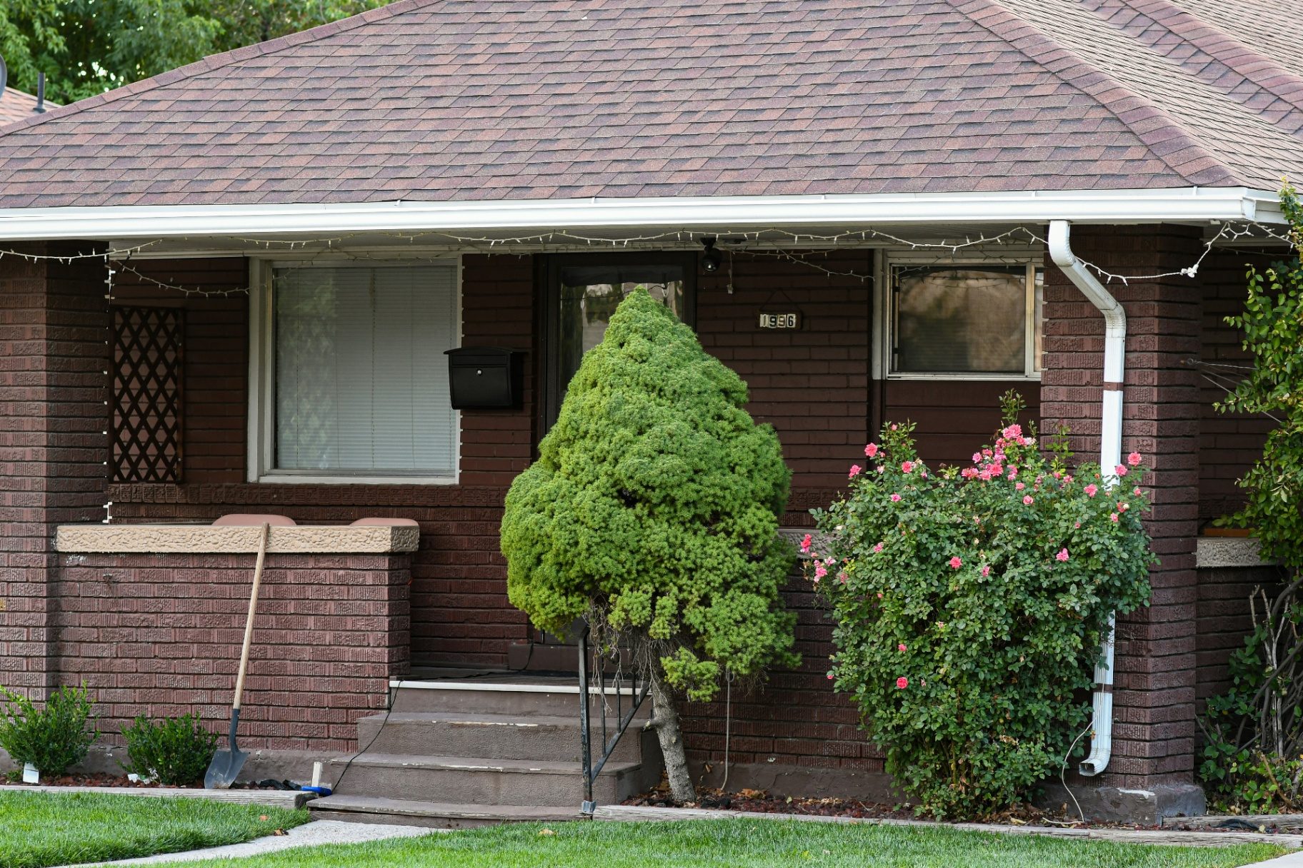 Front porch of a brick Santa Clara, Utah rental home