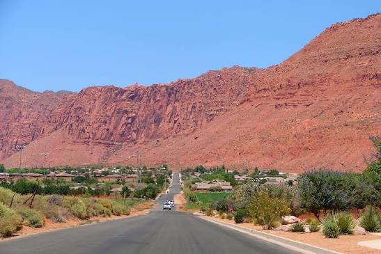 Red rock cliffs along a Kayenta road in Ivins, UT — Ivins auto insurance