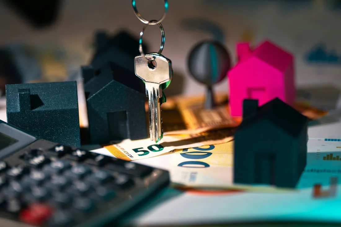 Apartment key, calculator and cash — factors behind a Utah renters insurance premium