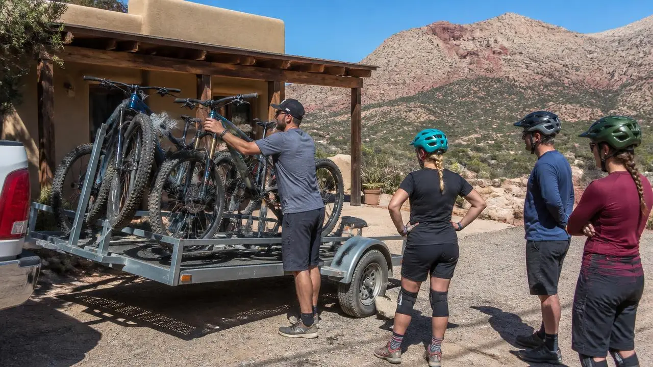 Shuttle driver loading mountain bikes onto a trailer in Virgin, Utah — business insurance, BOP, general liability and workers' comp for Virgin, Utah 84779 employers