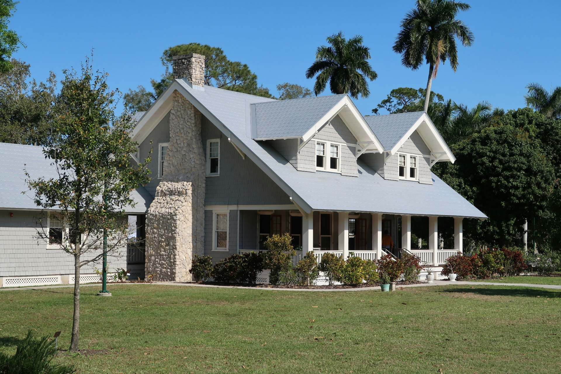 Craftsman rental cottage with wraparound porch under palm trees near La Verkin, Utah